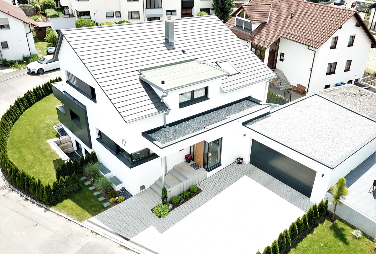 Neubau Einfamilienhaus mit Doppelgarage - Drohnenansicht
